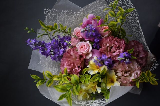 ♡

芍薬とトルコキキョウのブーケ。

これからが旬の芍薬。
初夏の訪れを感じます。

立てば芍薬、座れば牡丹、歩く姿は百合の花。
見るほどに引き込まれる美しさ。

#花くらぶ
#熊本花屋 
#芍薬