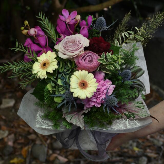 .

9月15日は#敬老の日 

毎年人気なのが
「そのまま飾れるブーケ」

花瓶に差し替える手間いらずで、
すぐに飾れます。
おじいちゃん・おばあちゃんへの贈りものにぴったり。

上品な紫や
華やかで秋らしいオレンジが
定番です。

ショップ店頭では、
敬老の日のご予約期間中
（9月8日~15日）
メッセージカードのラミネート加工を無料で承ります！

手書きでメッセージを書いたり、
押し花を添えたり、
オリジナルのカードを作って
より心のこもったギフトにしてみませんか？？

お花のイメージやご予算など
お気軽にご相談ください。

――――――――――――――
店頭では
「#秋まつり」も開催中！（9月30日まで）

ハズレなしのくじ引きや
花瓶のセール販売など
楽しい企画もりもりでお待ちしております♡♡

――――――――――――――

#敬老の日
#熊本花屋
#そのまま飾れるブーケ
#ラミネート
#無料サービス