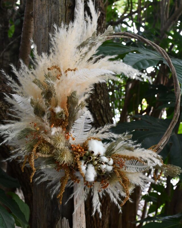 .

秋冬のお仕度に
スワッグやリースをご用意しております。

ボタニカルフェア
（10/25㈯-26㈰）
では、通常よりお得にスワッグなどを
お買い求めいただけます。

フェア期間中は、
ご来店の方にもれなく
ボタニカル風のブーケもプレゼント♡

ぜひ遊びにいらしてください。

フェア期間中は、
日曜もAM9:00～PM5:30
で通常営業します。

#熊本花屋
#花くらぶ
#スワッグ
#リース
#秋冬