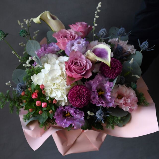 .

11月22日は
「#いい夫婦の日 」

妻へ。夫へ。両親へ。
日頃支えてくれるパートナーに向き合う特別な日です。

普段なかなか口に出せない
感謝や想いを、花に込めて伝えてみませんか🌼

当店おすすめは、
「#そのまま飾れるブーケ 」やアレンジメント。

バラ12本を束ねる#ダズンローズ や
カスミソウのみの花束も人気です！

お相手の好きな花を１輪贈るのも素敵ですね✨
とっておきの贈りものを、ぜひ探しにいらしてください。

#1122 
#熊本花屋
#花くらぶ 
#素敵な1日になりますように ♡