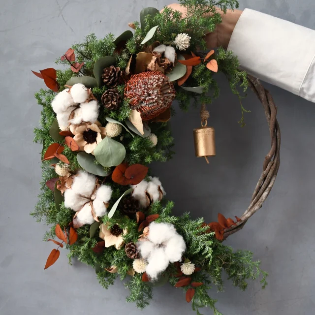 .

°˖✧˖°˖°˖✧˖°˖✧˖°˖✧˖°˖✧˖°˖°˖
　クリスマスシリーズ
°˖✧˖°˖°˖✧˖°˖✧˖°˖✧˖°˖✧˖°˖°˖

今年も、
クリスマスのスワッグ・リースの
販売が始まりました。

ご予約も承っております。

ぷっくりした赤い実
#山帰来 もたくさん入荷しております。

はやくもクリスマスソングが流れ始める頃合い。今年も残すところ40日あまりとなりました（恐ろし…）。

お好きな花を飾り
身も心もあたたかくして
冬本番をお迎えください。

#熊本花屋
#花くらぶ
#christmas
#クリスマスリース
#クリスマススワッグ
#christmasflowers 
#雪だるま作ろ～う