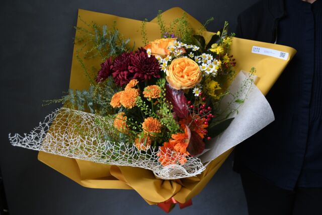 .

晩秋の花束。
#マトリカリア の花言葉は『集う喜び』　
秋ももうじき終わります。

#タラスピ 
#アカシア
バラ2種は
#マリークリア
#ヘリオスロマンティカ 

#熊本花屋
#花くらぶ