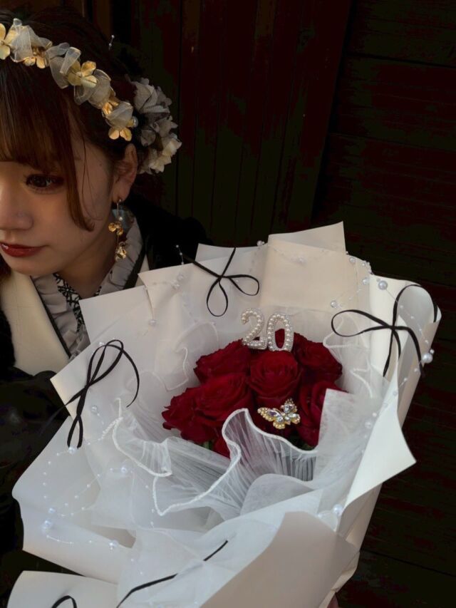 .

お客様から届いた嬉しいお写真🤍かわいい…‼︎
イメージ写真をもとに、相談しながらお作りしました。
大切な1日に携わらせていただき
ありがとうございました✨

今年の成人式では、
思い出のぬいぐるみ🧸を入れたブーケも制作。

お持ち込みも承っておりますので
お気軽にご相談ください。

#成人式 
#成人式ブーケ 
#熊本花屋