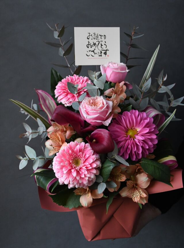 .

お誕生日に。
ダリアの神秘的な美しさ。

#アレンジメント 
#arrangement 
#熊本花屋
#花くらぶ