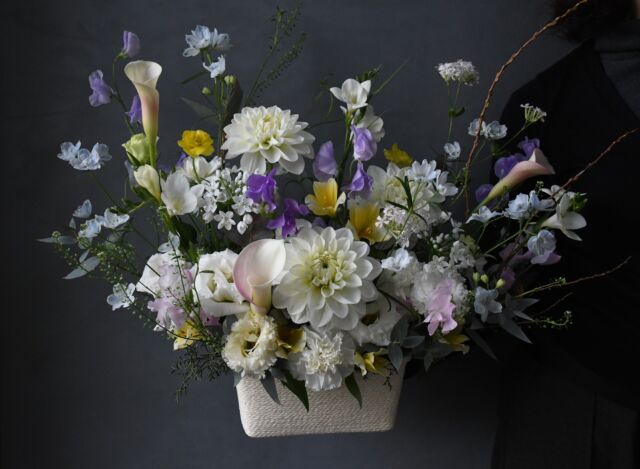 .

大切な日のお花をお任せくださり
ありがとうございました。

🕊

ダリア 「#白雪 」
カラー 「#ストロベリーブラッシュ 」
デルフィニウム「#シフォンブルー 」

#追悼式
#偲ぶ花 
#熊本花屋
#花くらぶ