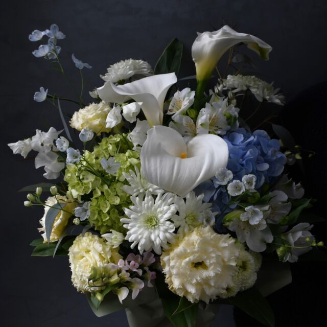 .

御供アレンジ

🕊

大ぶりの#カラー
「アンナ プレミアムプリンセス」と
#あじさい ２種で
品位あるご供養のアレンジに。

#funeralflowers 
#御供え花 
#熊本花屋
#花くらぶ