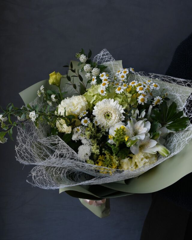 ．

グリーン好きな方へ
贈る花束。

#コデマリ 
#マトリカリア
#あじさい
#春の花
#熊本花屋
#花くらぶ