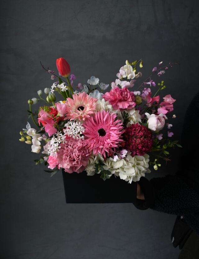 .

Box flower.

お孫さんからおばあ様へ
お誕生日の#ボックスアレンジ 

ピンク系で
とびきりキュートに。

お任せいただきありがとうございました！

#ボックスフラワー
#熊本花屋
#花くらぶ