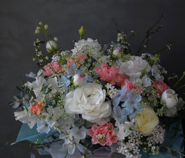 .

for birthday.

やわらかく優しい雰囲気に。
淡い色合いの
春の花たちに癒されます。

#レースフラワー
#ラナンキュラス
#デルフィニウム 

#アレンジメント 
#birthdayflowers 
#熊本花屋
#花くらぶ