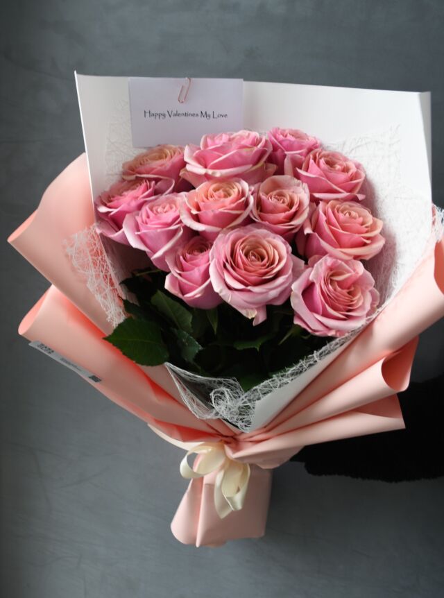 .

バレンタインに
ご注文いただいた #ダズンローズ

男性から女性への贈りものとして、
赤やピンクのバラでお作りしました。

写真は
#ピンクウェーブ というバラ12本の花束。
スタッフが配達し、サプライズで女性にお渡ししました。
愛がこもった贈り物に、私たちスタッフもほっこり💕

お任せ下さり、ありがとうございました。

#バレンタイン
#valentinegift 
#flowervalentine 
#熊本花屋
#花くらぶ