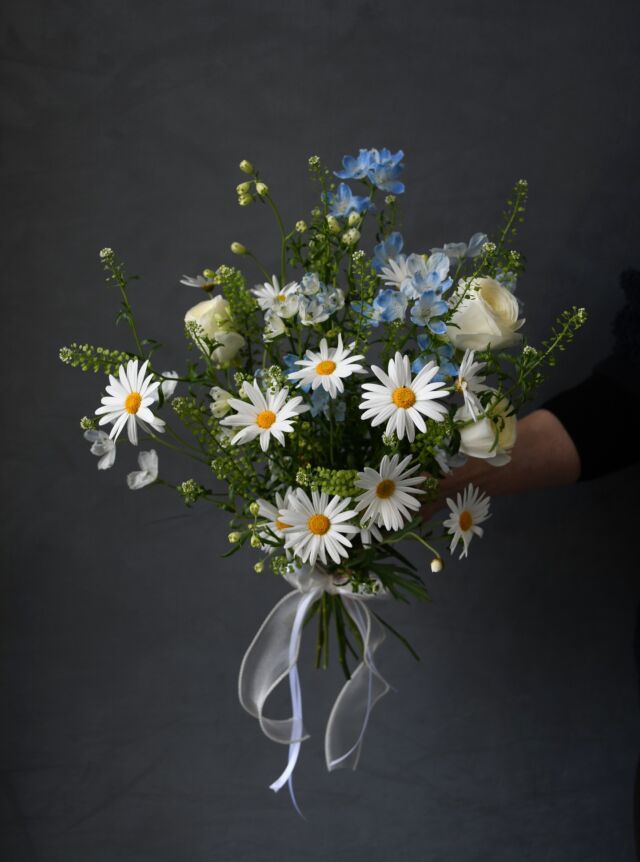 .

前撮りのブーケ。

🕊

野の花がお好きという方からのご注文。
#マーガレット
#タラスピ
#ラナンキュラス で
春らしくまとめました。

お任せ頂きありがとうございました。

#前撮りブーケ 
#春の花 
#熊本花屋
#花くらぶ