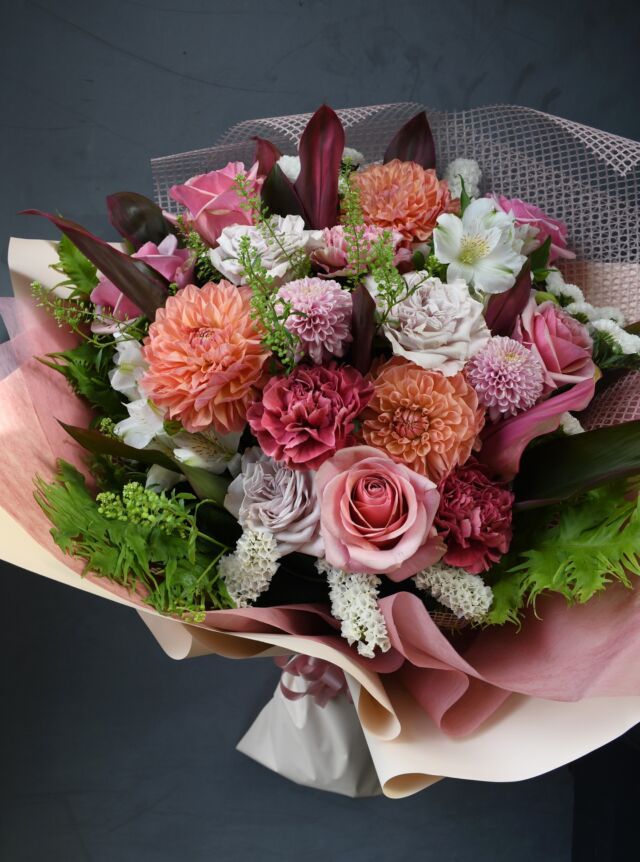 .

for 60th birthday !!

私たちもいつもお世話になっている
スーパーウーマンの還暦のお祝いに
ご注文いただきました。

ダリアやバラ、アストロメリアで
上品かつかわいらしく。
いつまでも若くてパワフルな姿と重ねてお作りしました。

お誕生日おめでとうございます♡
第二の人生、応援してます！！

#花束
#熊本花屋
#花くらぶ