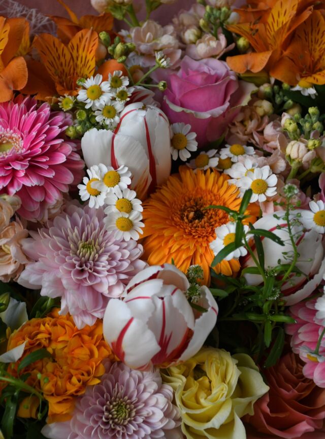 .

春爛漫の花束。

ご入籍のお祝いとしてオーダー頂きました。

チューリップの花言葉は
「思いやり」「博愛」

すばらしい門出の一日となりますことをお祈りしております！
お任せ頂きありがとうございました。

#春の花 
#お祝い花 
#熊本花屋
#花くらぶ