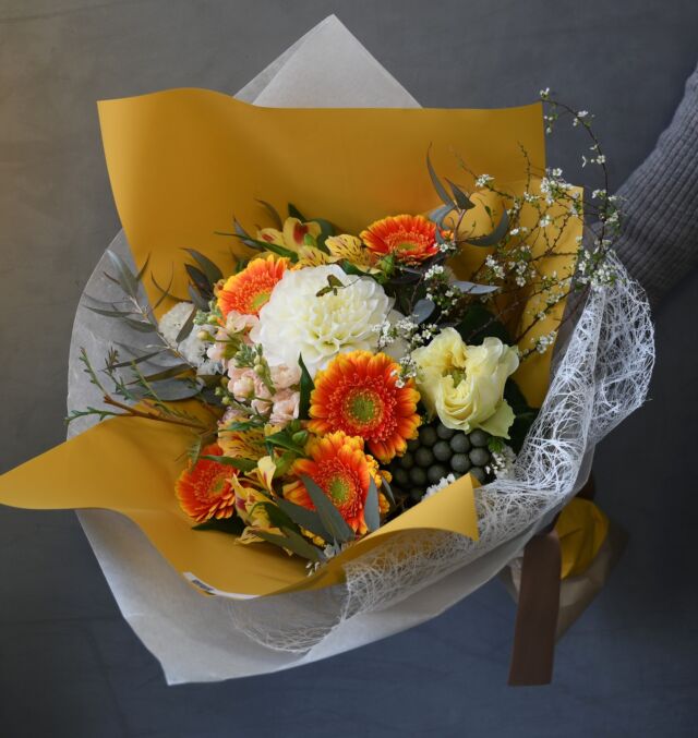 .

卒部式の花束をオーダー頂きました。

生徒たちから
お世話になった先生方へ贈る花束。

出会いと別れの季節ですね。

.

卒業式・卒部式のご予約、
承っております。
数量が多い場合や、配送希望の方は
お早めのご予約をお願いいたします！
.

#卒業式
#卒業式花束 
#卒部式
#退職祝い 
#熊本花屋
#花くらぶ