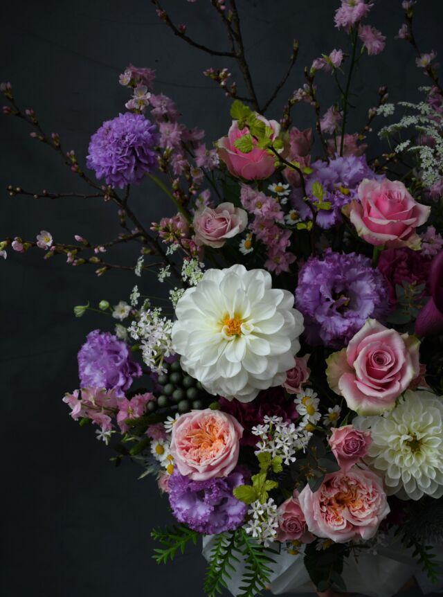 .

「春らしく華やかに」とのオーダーで
お作りしたアレンジメント。

#桜
#デルフィニウム 
#サクラコマチ
#マトリカリア
#スカビオサ

春の花たっぷり。
１年でも一番、花が多くそろう時期が近づいてきました。
花合わせの楽しみも広がります。

店内の切り花コーナーも
春爛漫。
季節を感じにぜひ遊びにいらしてください！

#春の花
#アレンジメント
#arrangement 
#熊本花屋
#花くらぶ