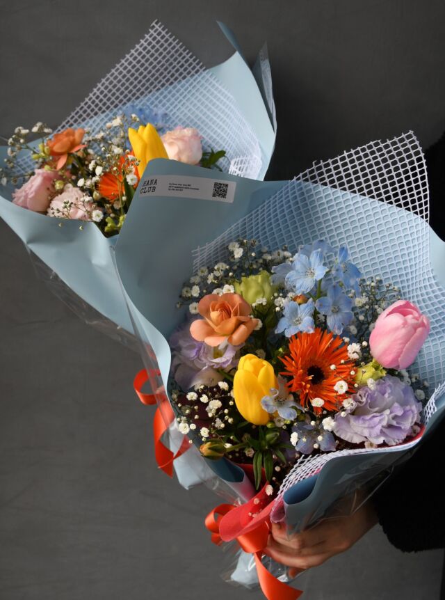 .

今日は
熊本市内の中学校卒業式。

快晴の街中には
卒業証書を手にした制服姿の中学生たちも、ちらほら。
夢いっぱいの背中がまぶしかったです。

花束を買いに来てくれた
中学生も♡
ありがとうございました。そして卒業生のみなさん、おめでとうございます！

卒業式や退任式、
退職のブーケのご予約承っております。

#卒業式
#卒業式ブーケ
#熊本花屋
#花くらぶ