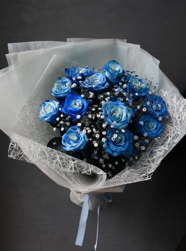 .

青バラ×かすみそう
#ダズンローズ

「フェミニンにふんわりと」
とのご注文で、
水色のかすみそうもミックスした
優しい風合いの花束を制作しました。

大切な日のお花をお任せ下さり、
ありがとうございました。

#ローズブーケ
#青バラ 
#熊本花屋
#花くらぶ