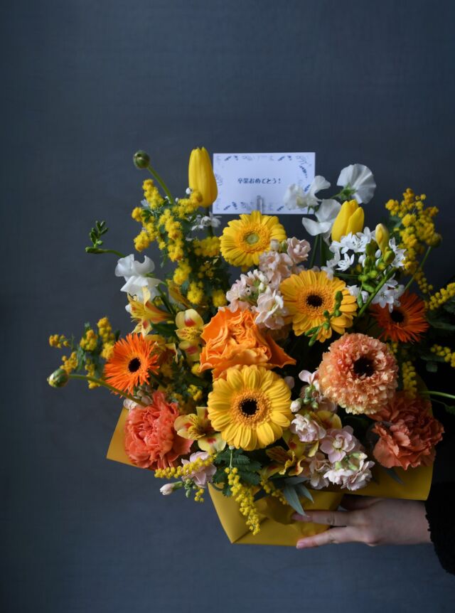 .

卒業式のアレンジメント。

はじけるような
黄色とオレンジ。

ビタミンカラーで
エネルギッシュかつ可愛らしく仕上げました。

卒業の日の教室が
ぱっと華やかになっていると嬉しいです。
ご注文いただきありがとうございました。

#卒業式アレンジ 
#アレンジメント
#arrangement 
#熊本花屋
#花くらぶ