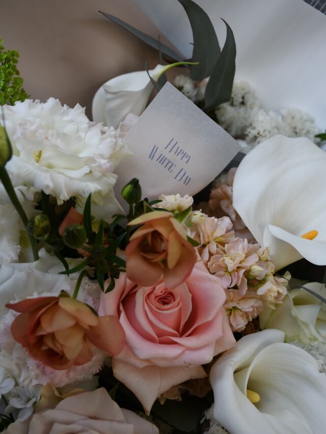 .

明日は
#ホワイトデー 

花束、
ミニ花束＋花びん set
ドライフラワー＋ハンドクリーム set
など
色々ご用意しております♡

バレンタインのお返しはもちろん、
「いつもありがとう」の
感謝を込めて大切な方に贈ってみませんか✨

.

#ホワイトデーギフト 
#ドライフラワー 
#花束
#熊本花屋