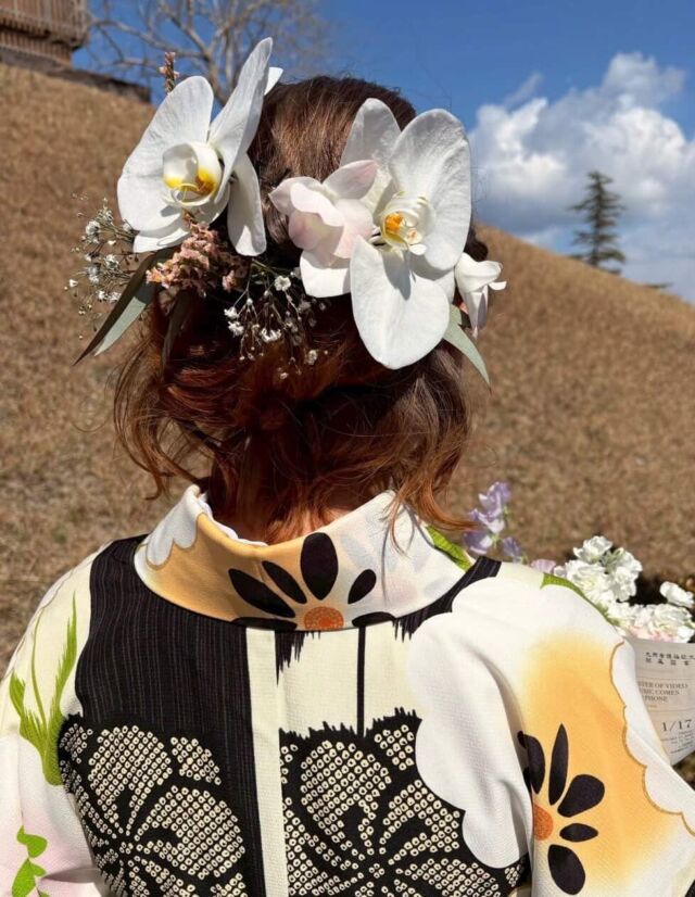 .

卒業式の#髪飾り 

胡蝶蘭やカスミソウで
上品かつかわいらしく♡

袴を引き立てられるよう、
花の組み合わせも見ていただきながら
ご用意いたしました。

可憐で凛々しい胡蝶蘭が
よく映えていて素敵…♡

#卒業式髪飾り 
#ヘッドパーツ 
#胡蝶蘭髪飾り 
#熊本花屋
#花くらぶ