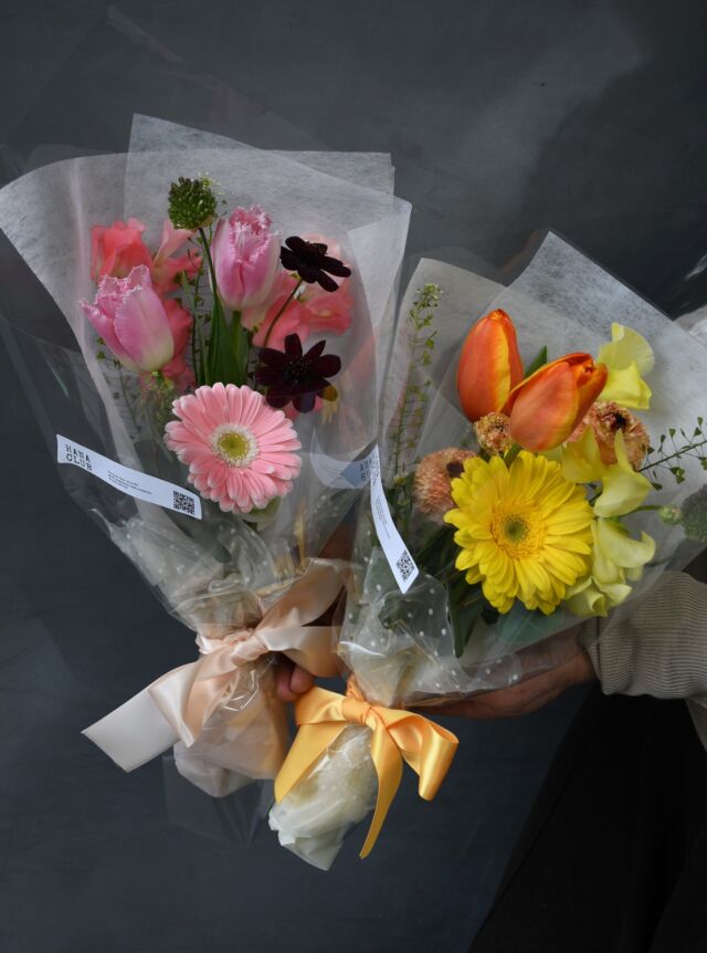 .

先月
#卒園式 にご注文いただいた
ミニブーケ。

チューリップやスイトピーで
春らしく可愛らしく。

透け感あるレース布で
足元をふんわり包みました。

ショップでは、4月10日㈮まで
#創業祭 が続きます。
35％OFFの観葉植物や
フラワービュッフェなどご用意しております。

今週は天気が崩れそうですが…☔
ぜひ遊びにいらしてください！

#入園式
#入学式 もご予約承ります。
#花束
#ミニブーケ
#熊本花屋
#花くらぶ