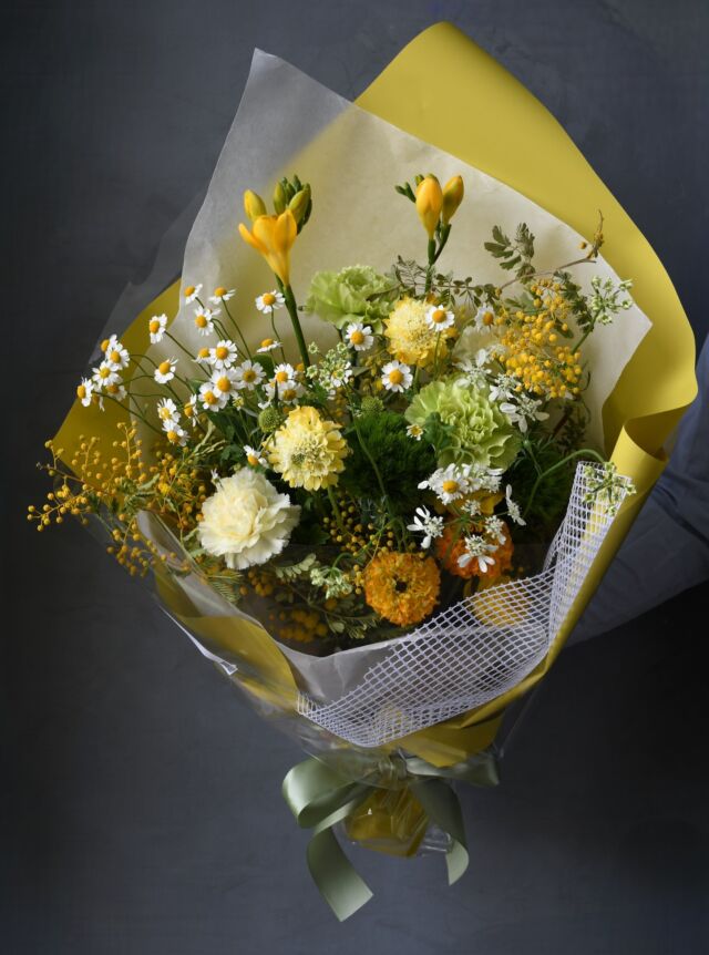 .

春っぽい黄色系花束２種。

からし色に近いイエローのラッピングペーパーが、この時期の花によく映えます。

#花束 
#熊本花屋
#花くらぶ