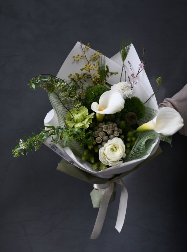 先月ご注文いただいた花束。

「グリーンと白を基調に
ナチュラルな雰囲気で」

「イエローを基調に
春らしくおしゃれに」

贈るお相手の雰囲気や、
お好きな色などもうかがいながら
制作しております。

先日は、「ドジャーズが好きな人なので、ドジャーズブルーで」とのオーダーも😆

ざっくりとしたイメージだけでも
一緒に花選びしながらご提案させていただきます。
お気軽にご相談ください！

#花束
#春の花
#熊本花屋
#花くらぶ