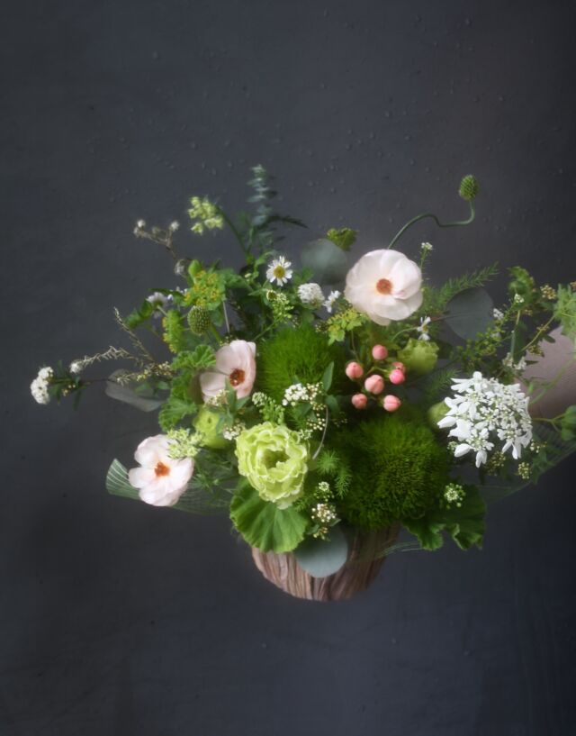 .

「グリーンや野の花が好き」
という方への贈り物に。
木目のちいさな籠にアレンジメントしました。

ちょうど雨の多い日で、
植物たちがよりいきいきと
伸びやかに見えました。

フレッシュな緑色に癒されます。
旬の花々を存分に愛でていただけると嬉しいです♡

#グリーンアレンジメント 
#arrangement
#熊本花屋
#花くらぶ