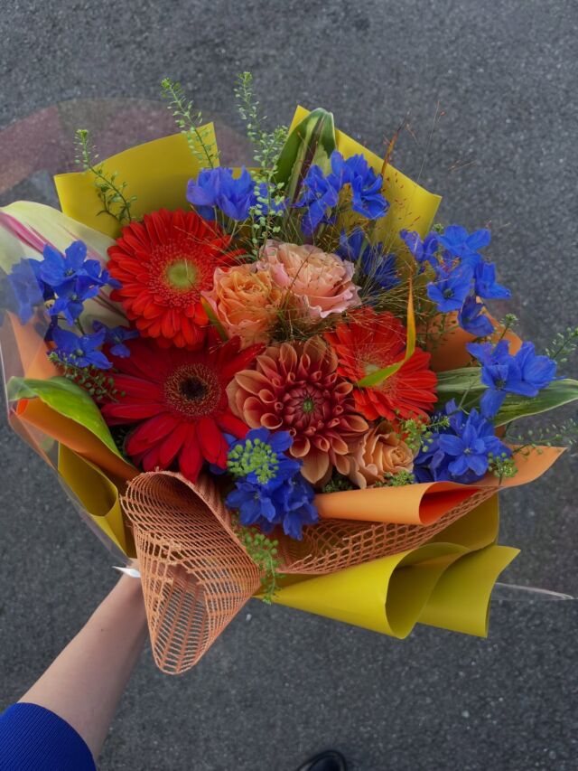 .

原色がお好きという女性へ

お誕生日祝いの花束💐

オレンジ、ブルーといった
ご要望の色味をいれつつ、
とびきりハッピーなイメージで制作しました。

贈るお相手がよく身につけている色味や、
推しのアイドルのメンバーカラー
で色味を決められる方も😙

ラッピング含めて、お色味や雰囲気などお気軽にご相談ください！

#花束
#bouquet
#熊本花屋
#花くらぶ