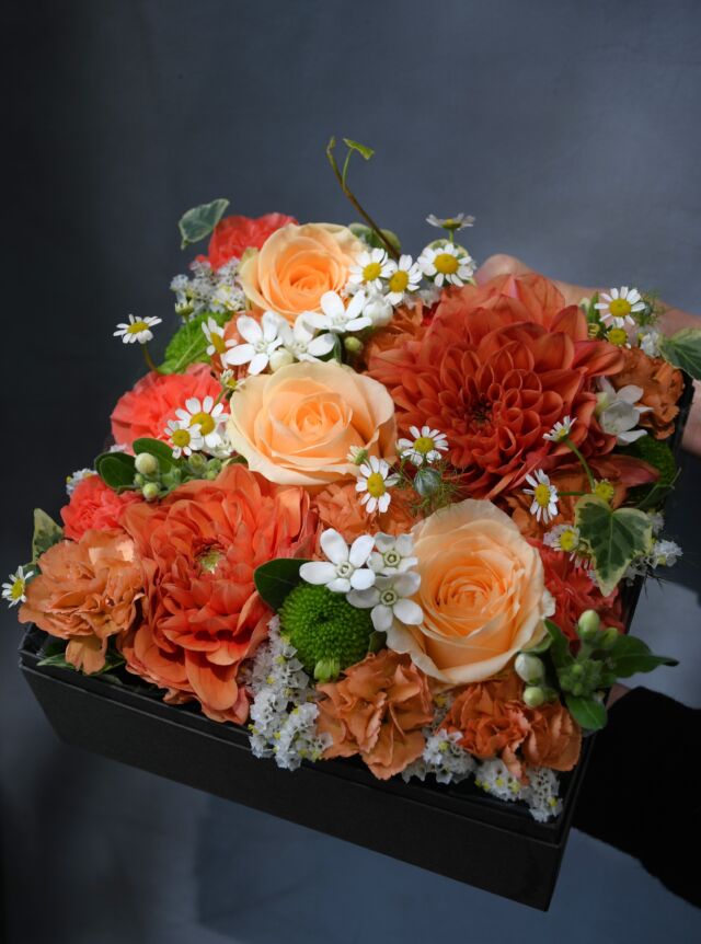 .

あさって
5月10日㈰は#母の日 

9日・10日は、
花束やアレンジメントは【要予約】
とさせて頂きます。

DMでのご連絡は対応が遅れる可能性がございますので、
できましたらお電話でのご予約をお願いいたします。

店頭には、
すぐにお持ち帰りいただける
ギフトをご用意しております。

ご予約なしで来店頂いての
花のご注文は、
当日の混み具合によっては
１～２時間ほどお時間いただく場合がございます。

－ － － － － － － － － － － － 
母の日は、
9:00～17:30 の営業となります。

☎096-359-7157
－ － － － － － － － － － － －