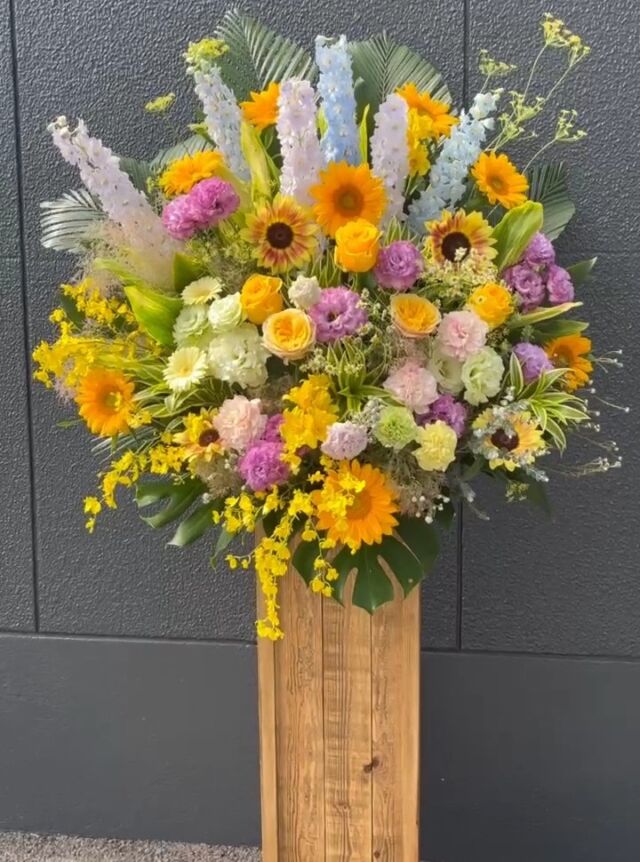.

御祝の#スタンド花 

「明るく爽やかに」とオーダー頂きました。
花屋はもうひまわり🌻の季節。

もくもくの#スモークツリー や
#ウイキョウ で雰囲気を出しつつ
ひまわりのエネルギッシュさが引き立つように仕上げます。
淡い黄色のガーベラもかわいい。

木製のスタンドは社長の手作り🤭
なんでも作っちゃいます！

#熊本花屋
#花くらぶ
#DIY